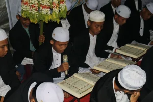 quran book people praying